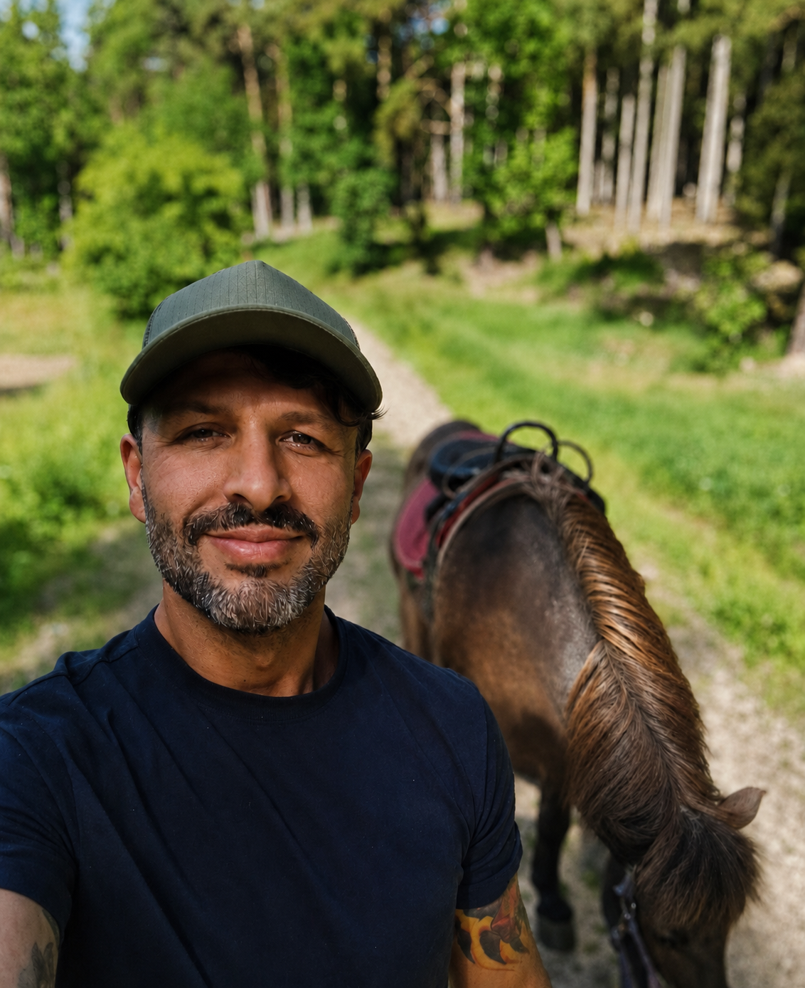 Kyle mit einem Pferd in der Natur