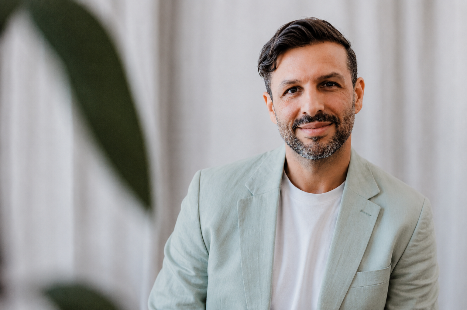 Kyle Daniel Mikolajczak in ruhiger, heller Umgebung