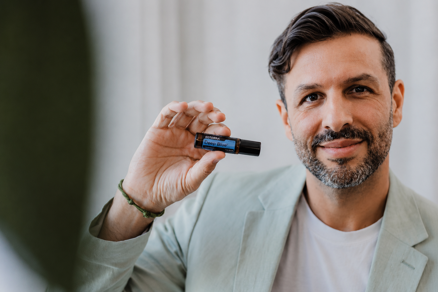 Kyle Daniel Mikolajczak mit einer Flasche Deep Blue